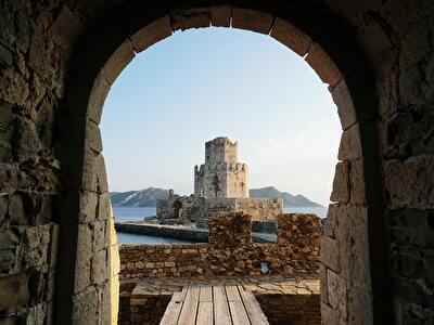 MEDIEVAL CASTLES KAYAK TOUR